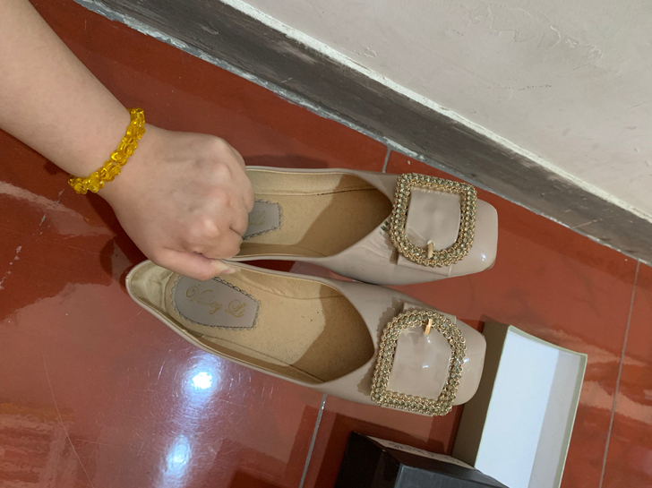 杏色水钻方扣平底单鞋漆皮平底单鞋