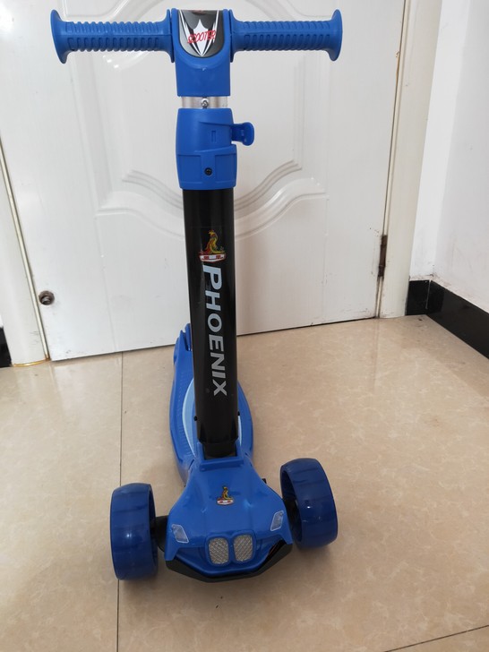 凤凰品牌儿童滑板车.全新微瑕疵特价，瑕疵是...