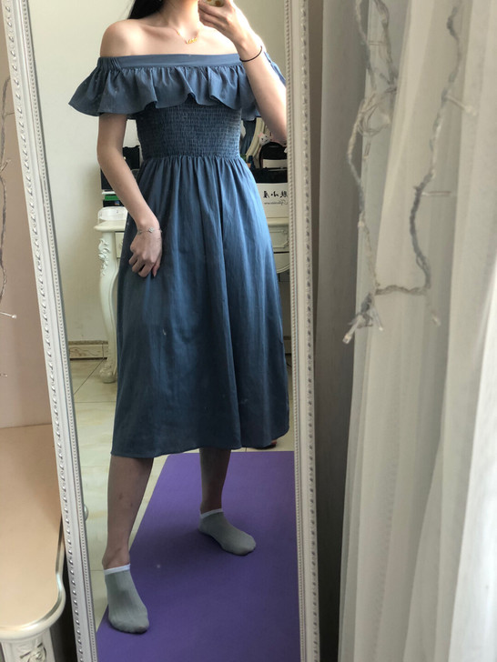 蓝色木耳边一字肩连衣裙，很显肤白，性感又不...