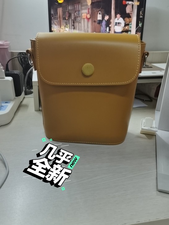 九成新包包，背过两三回，线下入手，据卖家说...