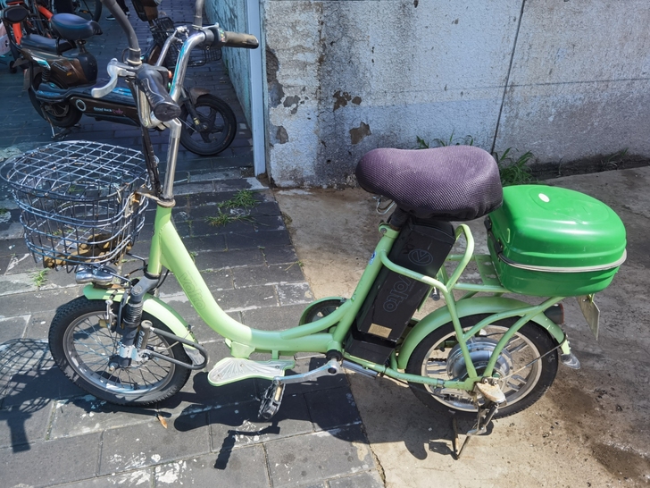出售自用上海华拓电动自行车，8成新各功能正...