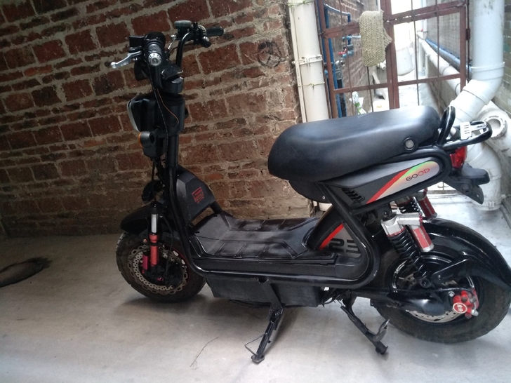 极酷电动车，60/20安新电池。很耐跑。