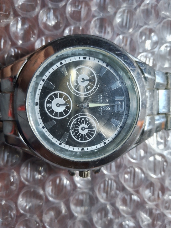 男石英表，日本进口机芯，全新电池，有划痕之...