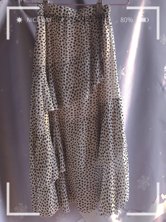 使用感受：这是一条浪漫的荷叶边半身裙，买时...