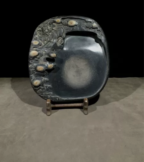 麒麟送宝，端砚，祥云麒麟天然石眼，砚堂微凹...