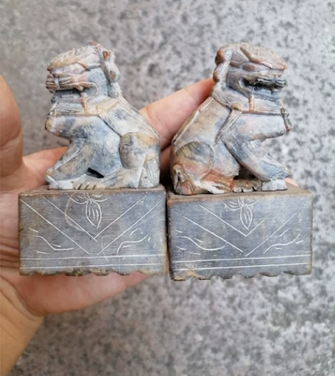 文房镇纸石狮 狮子和底座不是整块石料一体雕...