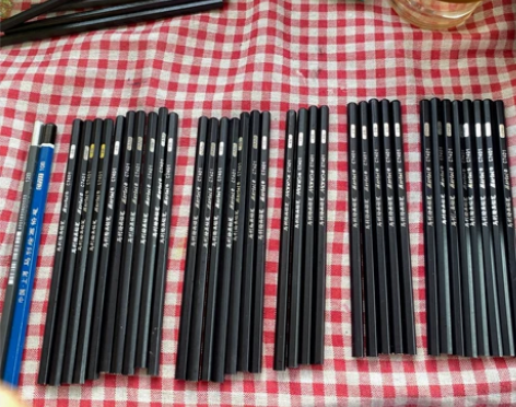 马利素描铅笔  当时学美术买的 用不到了 ...