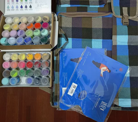 一个大画包，全新的没用过，两个可撕纸质调色...