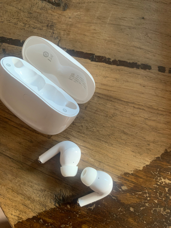 网易云耳机，左耳坏，右耳正常。