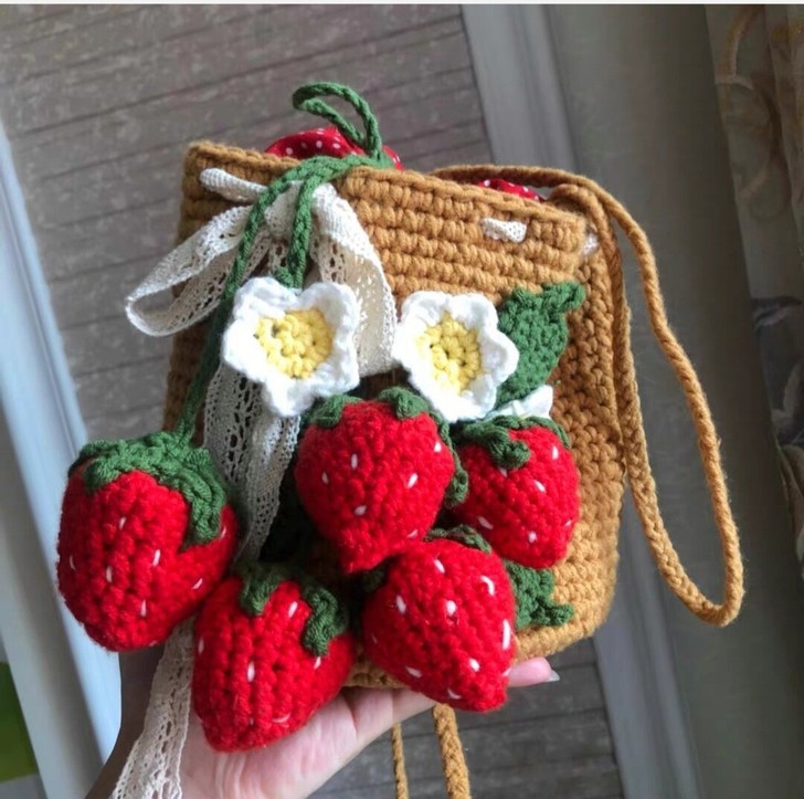 草莓斜挎束口包成品，斜挎包，可以斜挎也可收...