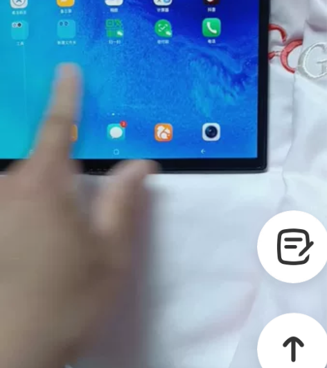 柔宇二代折叠屏手机，屏幕有一道线，有中间竖...