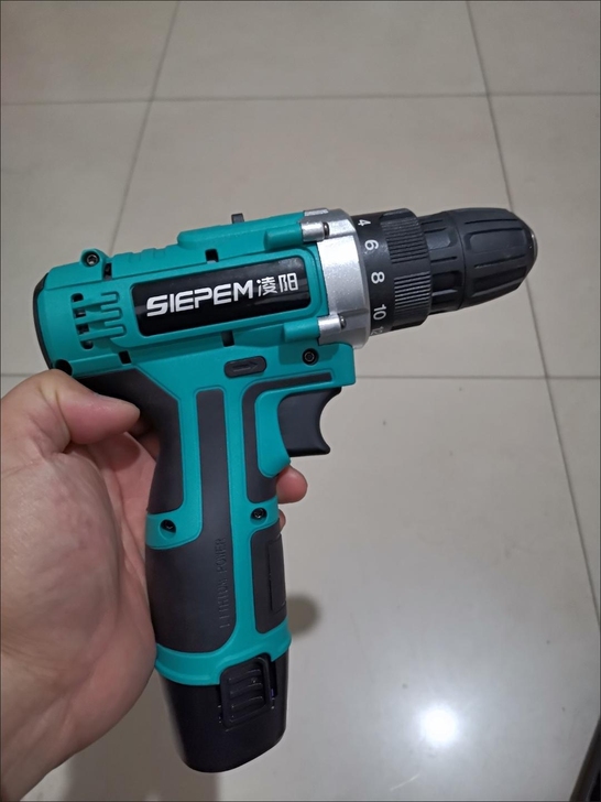 朋友装修公司倒闭了，剩下几把名牌电钻全新1...