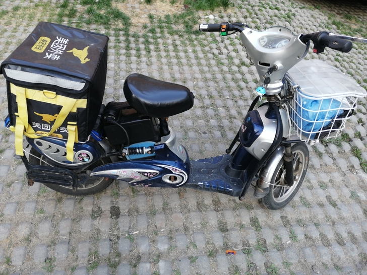 轮胎2个新换的和电瓶一个新换的和一个旧的