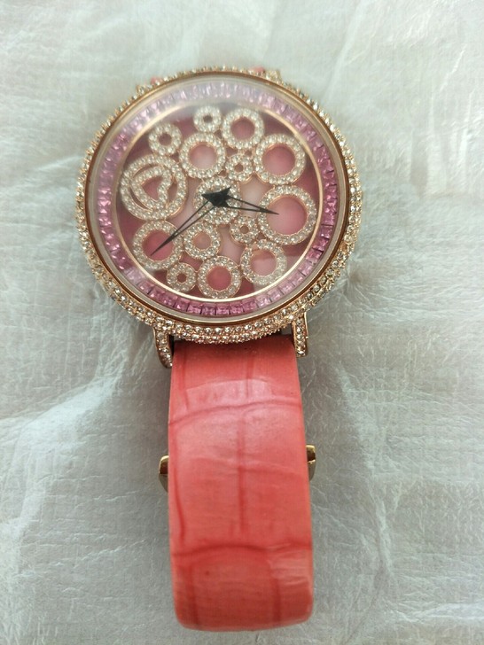 手表一枚,非机械的,正常工作,实物如图