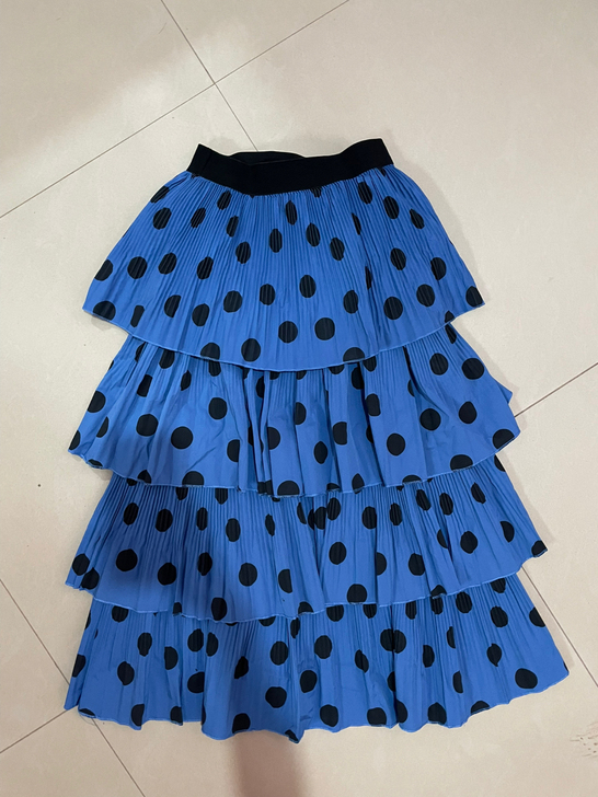 闲置衣服，蛋糕裙，穿过一次，130斤左右可...