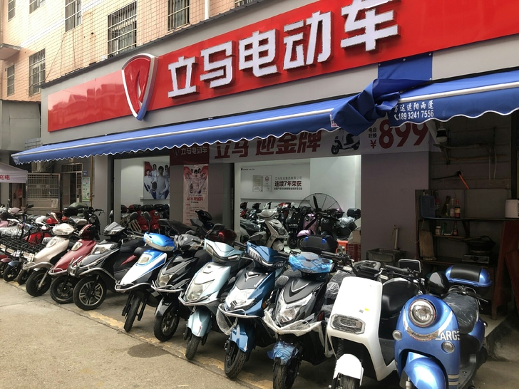 本店位于天华小区,是一家十年老店,经营全新...