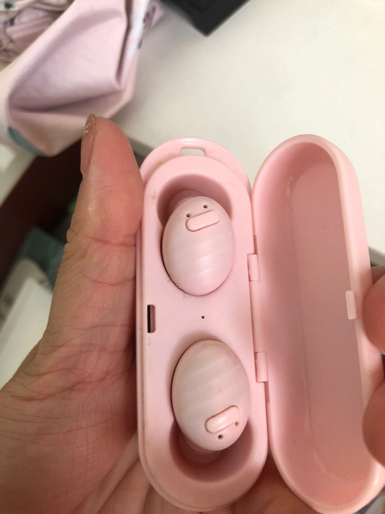 蓝牙耳机。