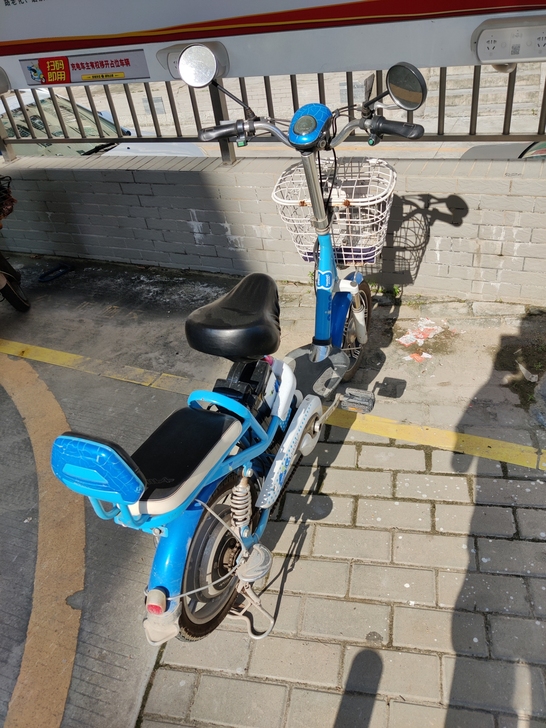 出售爱玛电动车，电池估计还能跑10公里，因...