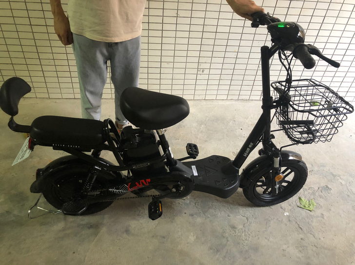 哈啰电动车 几乎全新 只用了2个月 大概充...