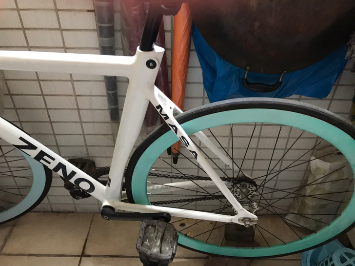 死飞自行车，原装车架只换了碳纤前叉，没踩几...