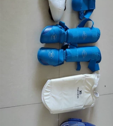 银盛空手道护具,适合7-10岁小朋友,小了...