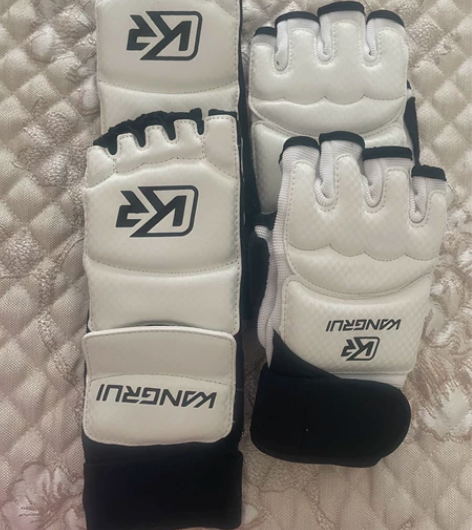 跆拳道手脚护具，儿子买过就不练了，全新，适...