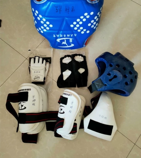 跆拳道护具全套儿童实战护甲五六九件套头盔面...