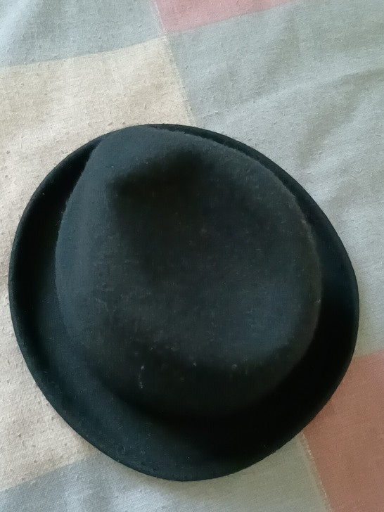 黑色毛呢小沿礼帽，带上非常高大上，绅士风度...