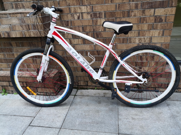 出售澳浪,双碟刹,26寸变速自行车一台。