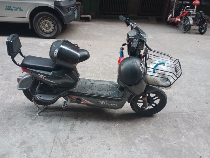 京东买的电动车,换车了便宜卖,除了篮子坏的...