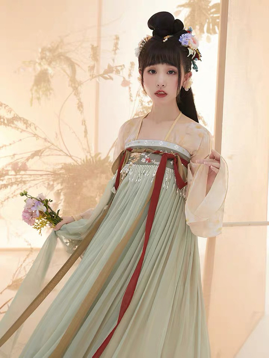 十三余汉服##amp;mdash;春归黄绿...