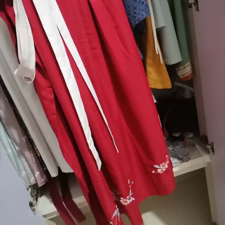 淡圈回血，红色下裙带刺绣，有瑕疵，付邮送，...