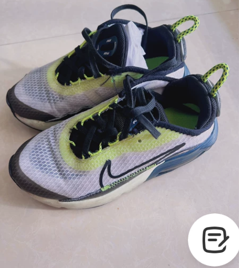 nike13c运动鞋男孩子穿的，一只鞋面有...