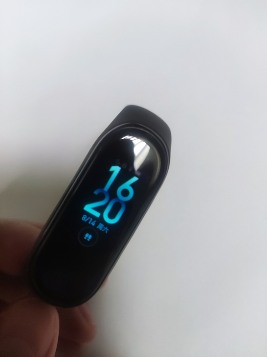 手里多个手环，手表，这个小米手环4nfc版...