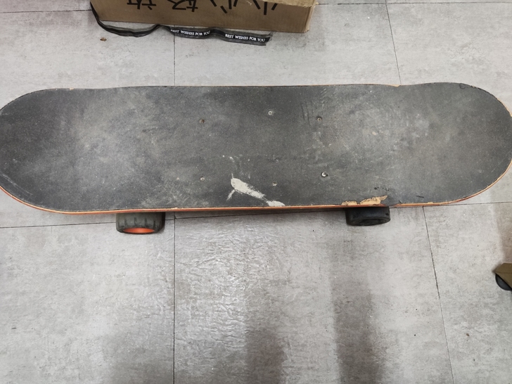 电动滑板 带遥控充电器 新换的电池 续航1...
