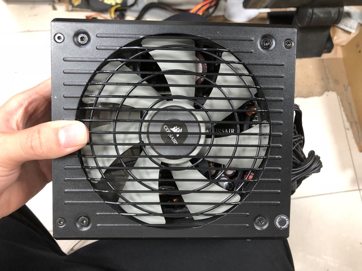 成色很好的海盗船rm650x 电源