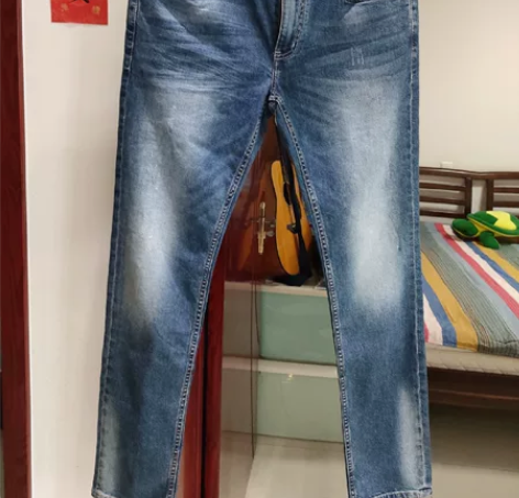 全新男士牛仔裤,据说是大牌剪标,店里买时候...