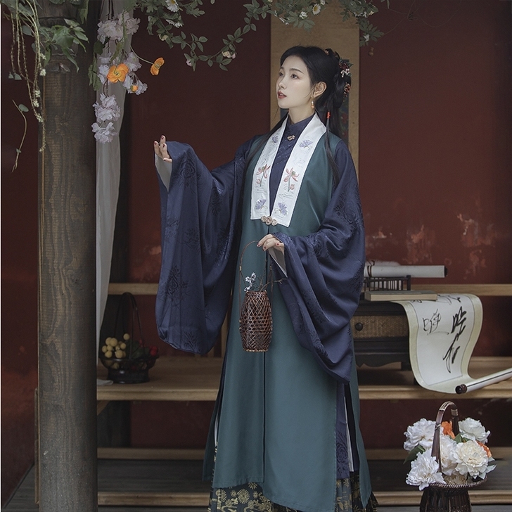 卿如故原创白菜汉服明制比甲绣花加长破肩甲。