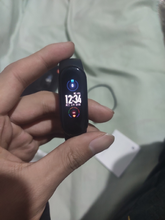 小米手环5nfc，小米手环5普通版。