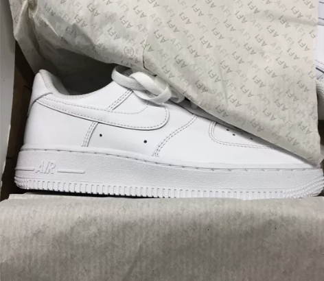 低价出售一款Nike 空军一号 标准码可小...