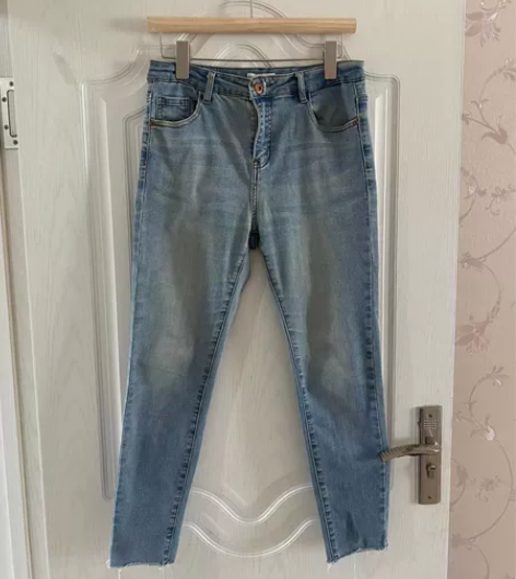 女款瘦腿牛仔裤，M码 感兴趣的话点“我想要...