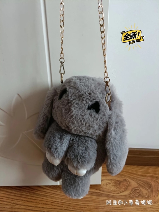 全新装死兔斜挎包，真皮毛，容量很大，感兴趣...