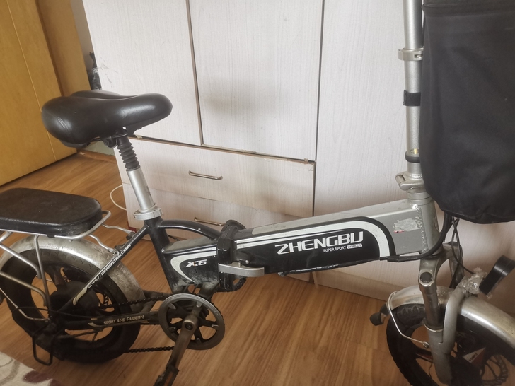 正步电动自行车，可折叠！使用一年半不到，电...