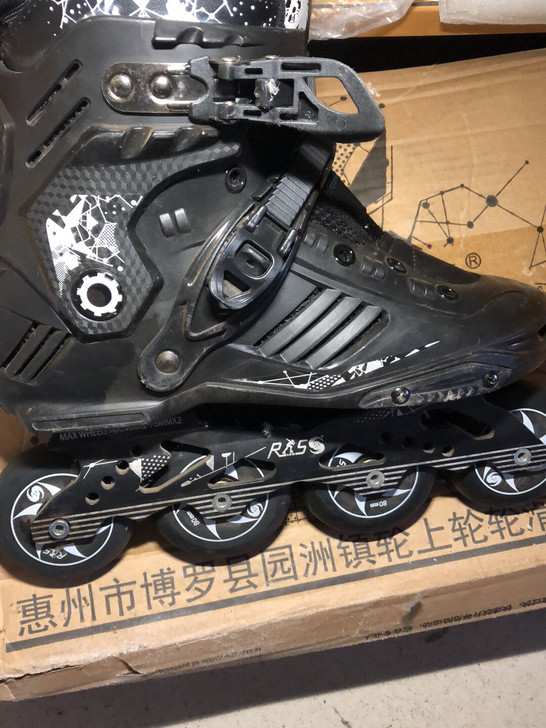 大一 体育课轮滑鞋