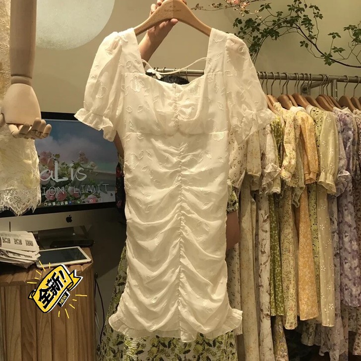 镂空方领连衣裙2021夏新款法式显瘦温柔风...