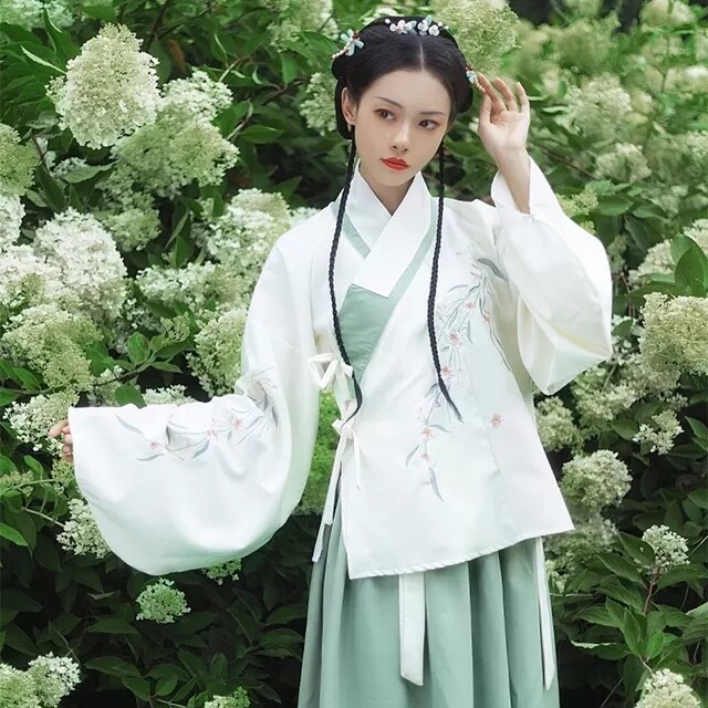 洛河以北汉服女正品原创明制袄裙交领琵琶袖白...