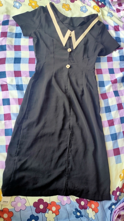 全新V领黑色连衣裙，有吊牌。内侧有拉链，前...