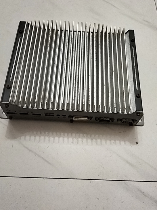 刚从机箱拆下来的Neousys 工控计算机...