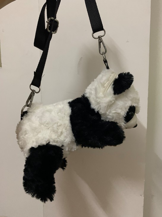 为了拍照买了,就背过一次,容量不大,适合平...