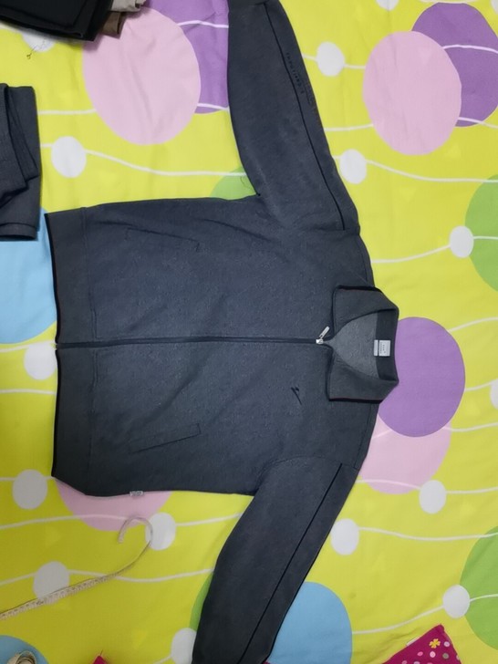男士运动服一套，可以穿到140左右，上衣袖...